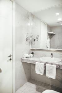 马卡尔斯卡City Beach Makarska的白色的浴室设有水槽和镜子