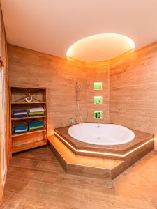 采尔特韦格Murtal Suiten的一间大浴室,内设浴缸