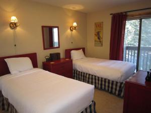 范尔韦尔拉奇特俱乐部酒店的酒店客房设有两张床和窗户。