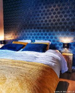FloreffeBarotel - Bed & Dinner的一间卧室配有一张带蓝色墙壁的大床
