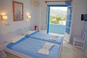 卡塔波拉圣乔治发萨美特斯酒店的一间卧室设有蓝色的床和一个阳台