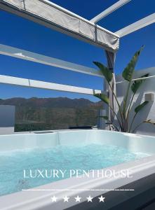 奥亨Penthouse mit privatem Jacuzzi in Marbella - La Mairena的房屋阳台的热水浴池