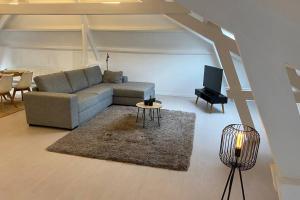 Moderne loft in historisch pand的休息区