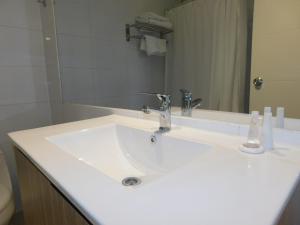 康塞普西翁Los Magnolios的浴室设有白色水槽和镜子