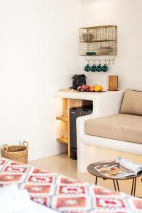 米克诺斯城Anastasia's Visage Stylish Accommodation Rooms City Centre Mykonos的客厅配有沙发和桌子