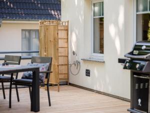 奥斯特巴德里克Hideway Lieblingsplatz 200m vom Strand mit Sauna的庭院设有木门和桌椅。