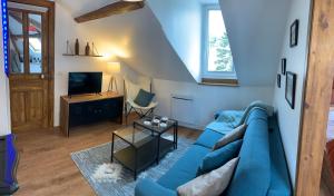 勒阿弗尔Appart LH L'Estuaire - F2 vue mer proximité plage的客厅配有蓝色的沙发和电视