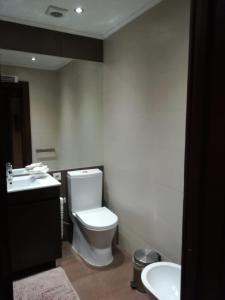 特罗亚Apartment Troia Garden的浴室配有白色卫生间和盥洗盆。