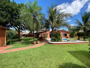 圣克鲁斯卡萨腾博拉达度假屋的棕榈树庭院和房屋