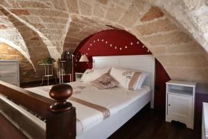 莱切伊索拉德罗斯坦帕托尔住宿加早餐旅馆的卧室配有一张石墙内的大床