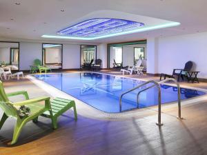 迪拜迪拜朱美拉宜必思尚品酒店的在酒店房间的一个大型游泳池