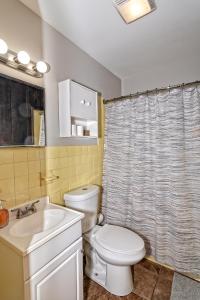 坦纳斯维尔Camelback Rd Rancher- On ONE ACRE & near attractions的浴室设有卫生间、水槽和淋浴帘