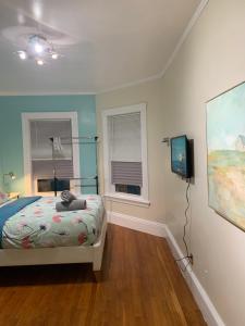 普罗维登斯shared house in Federal Hill的一间卧室配有一张床和一台平面电视
