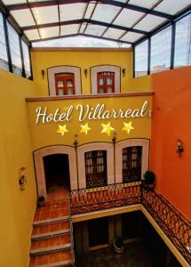 萨卡特卡斯Hotel Villarreal的带有阅读酒店荒野的标志的酒店