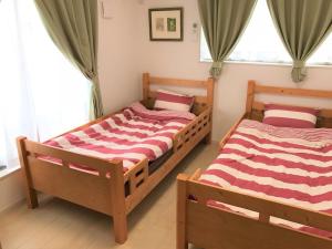 名户5-9-6 / Vacation STAY 59601的带窗户的客房内的两张单人床