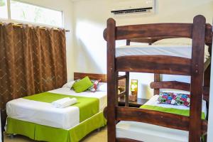 拉利伯塔德Eco del Mar的一间卧室设有两张双层床和一扇窗户。