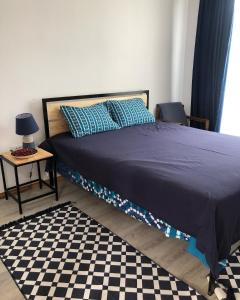 乔尔蓬阿塔Family Guest House的一间卧室配有一张带 ⁇ 架地板的床