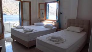 鲁特罗西菲斯旅馆的带2扇窗户的客房内的2张床