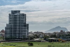 头城朗居文旅的一座高大的建筑,位于一座山底城市