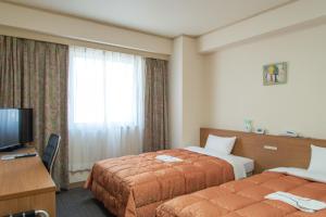 冈山玛丽亚酒店的酒店客房设有两张床和电视。