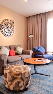 雅加达雅加达茨基尼美居酒店的客厅配有沙发和桌子