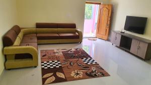 Tirupati Homestay - 2BHK AC Family Apartments near Alipiri and Kapilatheertham - Walk to A2B Veg Restaurant - Super fast WiFi - Android TV - 250 Jio Channels - Easy access to Tirumala的休息区