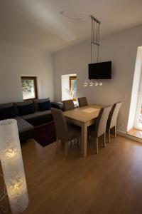 拉茨查赫·奥伯登弗Samonigghof的客厅配有木桌和椅子