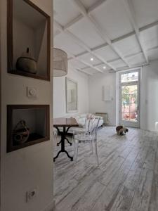 马赛Jardin Vieux Port Panier的客厅配有桌子和狗,位于地板上