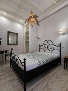 马赛Jardin Vieux Port Panier的一间卧室配有一张黑色的床和吊灯。