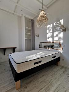 马赛Jardin Vieux Port Panier的卧室配有一张床