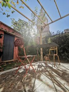 马赛Jardin Vieux Port Panier的院子里的一张野餐桌和两把椅子