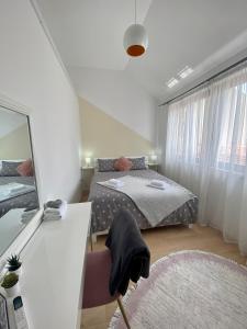 莫斯塔尔Dream Apartments的一间小卧室,配有一张床和镜子