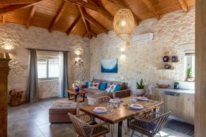 利萨基亚Tierra Olivo Villas的客厅配有木桌和椅子