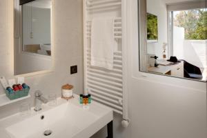 圣马迪拉莫维拉德拉玛尔Spa酒店的白色的浴室设有水槽和镜子