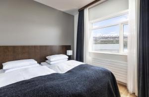 阿克雷里凯亚凯亚酒店的一间卧室设有一张大床和大窗户