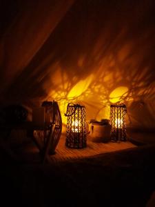 图兹拉Luna Glamping的帐篷内光线充足的黑暗房间