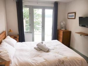 波特马多克Abergafren Lodge的卧室配有一张大白色床和窗户