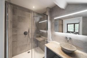 瓦夫尔Espaces d'Or的一间带水槽和玻璃淋浴的浴室