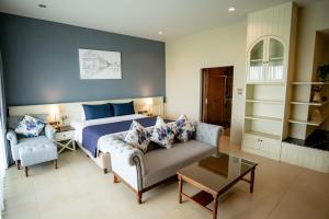 大城卡瓦利卡萨度假酒店的一间卧室配有一张床、一张沙发和一张桌子