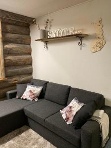 索特Revontuli 6的客厅配有沙发和墙上的标志