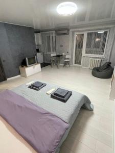 克里沃罗格Студия LUX в центре города的一间卧室配有一张大床和两条毛巾