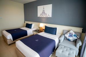 大城卡瓦利卡萨度假酒店的酒店客房,配有两张床和椅子