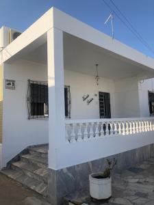 奥良Vivenda Ladeira的白色的建筑,设有楼梯和阳台