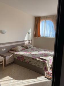 埃勒尼特Andalusia 2 Apartments的一间小卧室,配有床和窗户