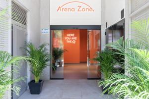 瓦伦西亚Arena Zone Hotel的带有橙色门的办公大楼入口