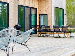 Håcksvik9 person holiday home in H CKSVIK的庭院里摆放着一组椅子和一张桌子