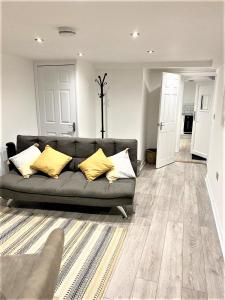 伊普斯威奇Star Apartment的客厅配有灰色的沙发和黄色的枕头。