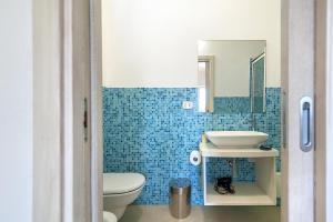卡萨拉诺Tenuta Andromeda的浴室配有白色卫生间和盥洗盆。