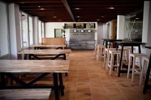 卡拉米尼亚尔镇Pincheiro Apartamentos Turísticos的一间设有木桌和椅子的餐厅