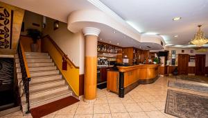 帕波Hotel Villa Classica的大堂设有酒吧和楼梯